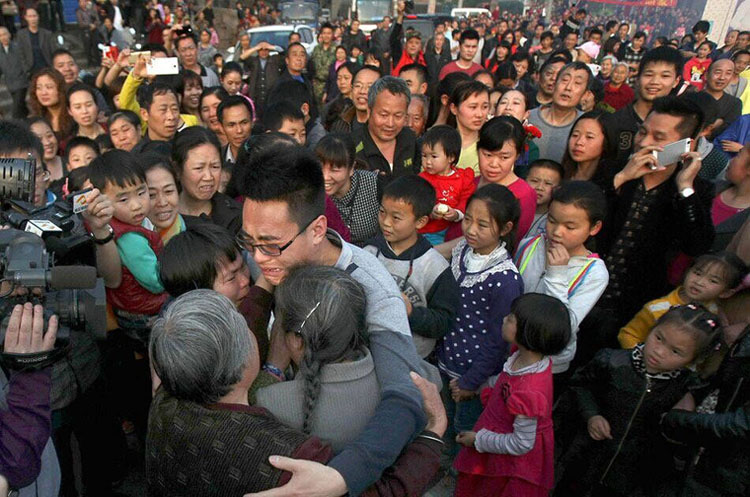 浙江4岁男孩被拐 26年后母子终团聚感动全村 